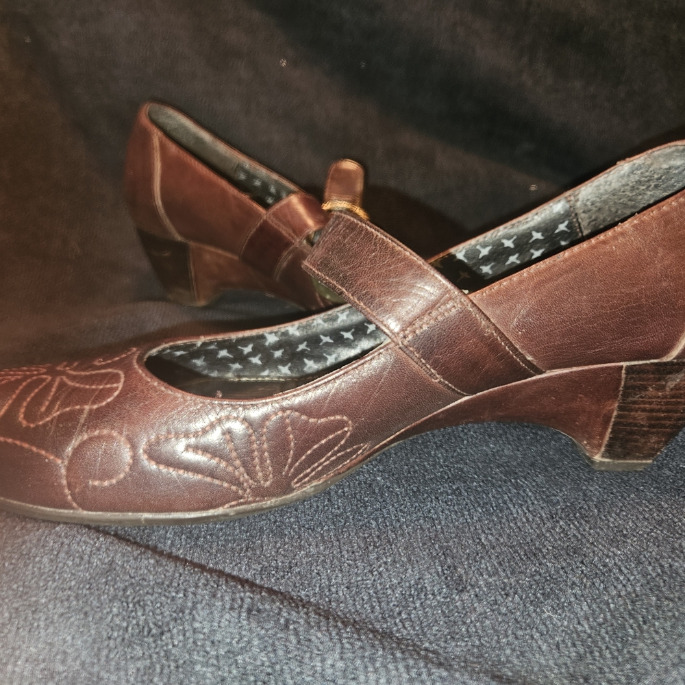PIKOLINOS Size 7 Brown Low Heels with Gold Buckle - Picture 6 of 13